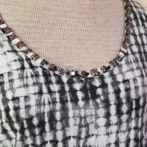🌟 3 for $15 Deal! 🌟Rose & Olive gray and white blouse - Picture 1 of 5